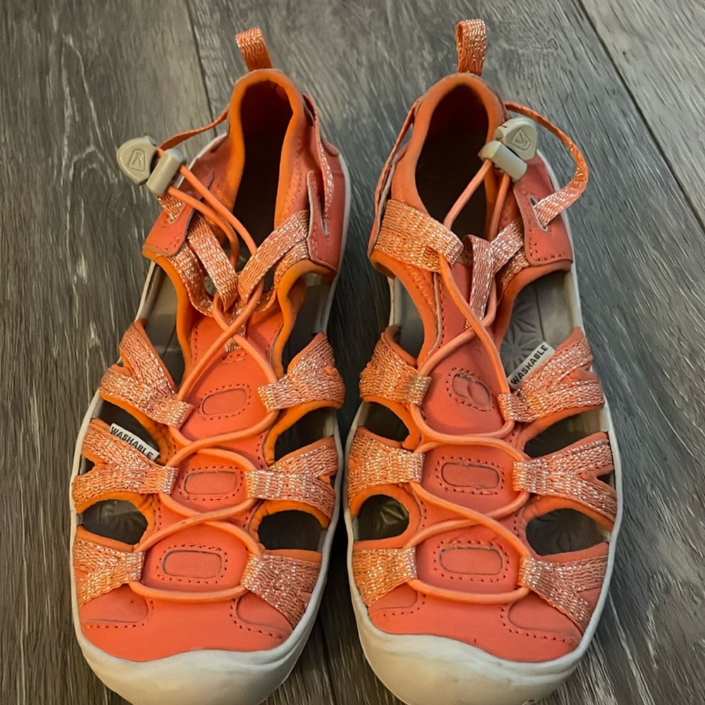 Keen washable kids size 1 pink/peachy/salmon like color